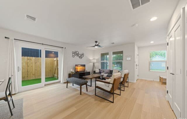 3-bedroom rental at 1104 S Gevers St in San Antonio, TX — photo 5