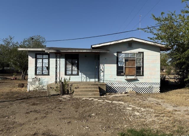 2-bedroom rental at 2016 Brown in Jourdanton, TX — photo 1