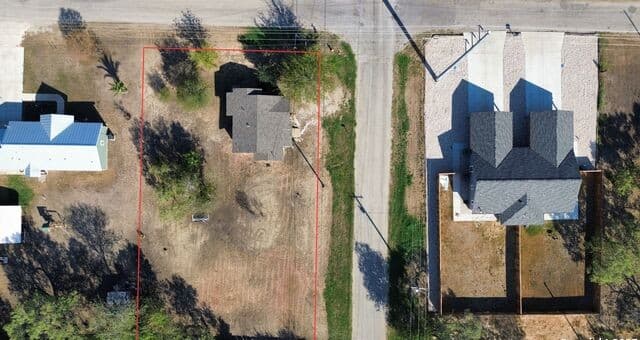 2-bedroom rental at 2016 Brown in Jourdanton, TX — photo 2