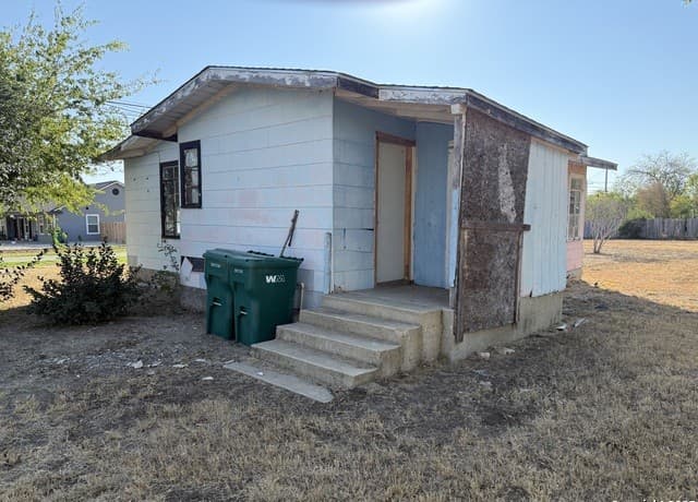 2-bedroom rental at 2016 Brown in Jourdanton, TX — photo 5