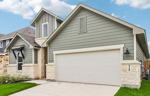 3-bedroom rental at 938 Earp Blvd in San Antonio, TX — photo 3