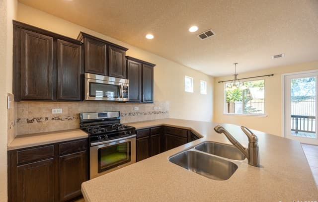 3-bedroom rental at 1323 Nicholas Manor in San Antonio, TX — photo 5