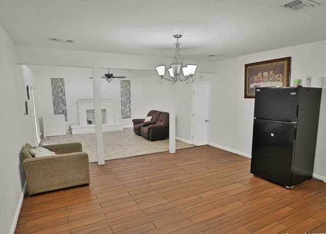 4-bedroom rental at 218 Stimmel in San Antonio, TX — photo 2