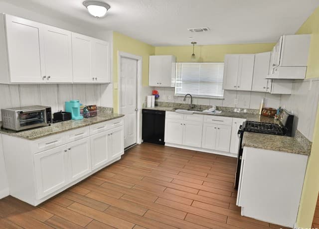 4-bedroom rental at 218 Stimmel in San Antonio, TX — photo 3