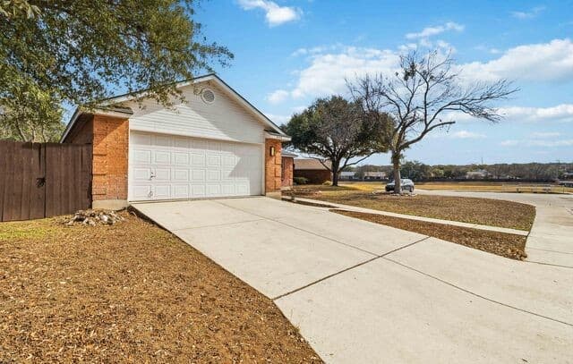 4-bedroom rental at 9127 Victory Pass in San Antonio, TX — photo 2