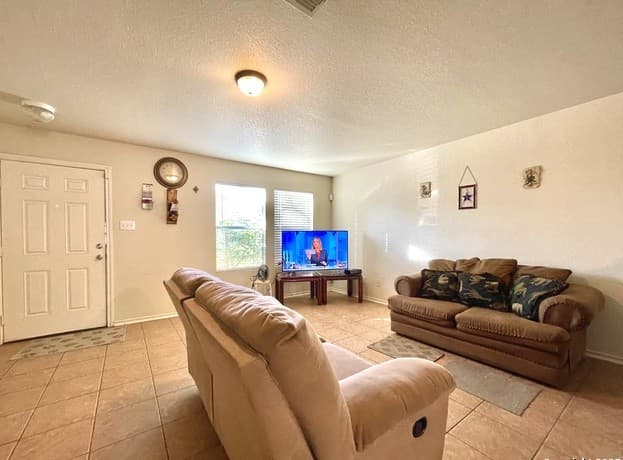 3-bedroom rental at 910 Absolon Farm in San Antonio, TX — photo 1