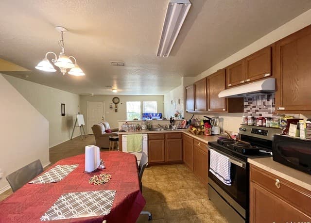 3-bedroom rental at 910 Absolon Farm in San Antonio, TX — photo 4
