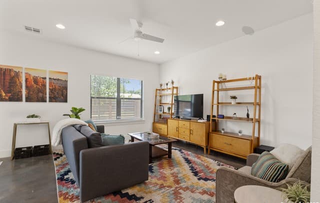 3-bedroom rental at 210 Utah Unit UNIT 701 in San Antonio, TX — photo 4