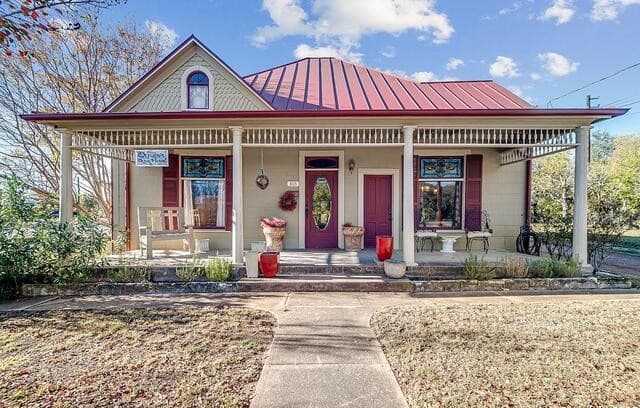 3-bedroom rental at 303 W Austin in Fredericksburg, TX — photo 2