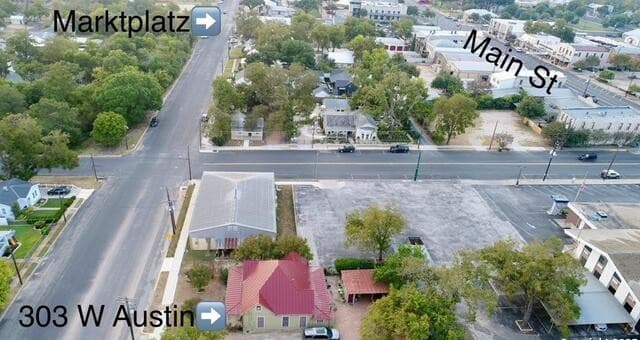 3-bedroom rental at 303 W Austin in Fredericksburg, TX — photo 3