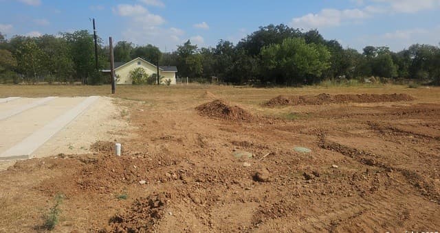 rental at 18000 Wisdom Rd in Lytle, TX — photo 4