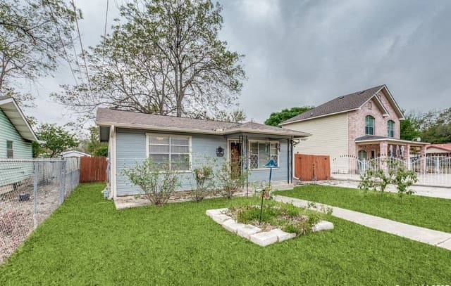 2-bedroom rental at 310 Chipinque in San Antonio, TX — photo 2
