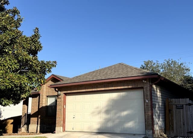 3-bedroom rental at 7006 Raintree in San Antonio, TX — photo 2