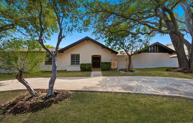 5-bedroom rental at 210 Sheffield in Castle Hills, TX — photo 1