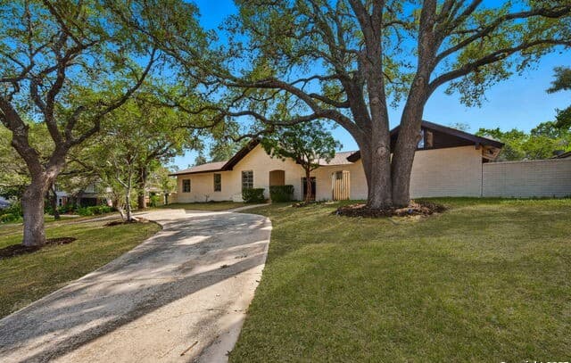 5-bedroom rental at 210 Sheffield in Castle Hills, TX — photo 2
