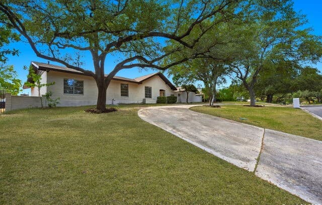 5-bedroom rental at 210 Sheffield in Castle Hills, TX — photo 3