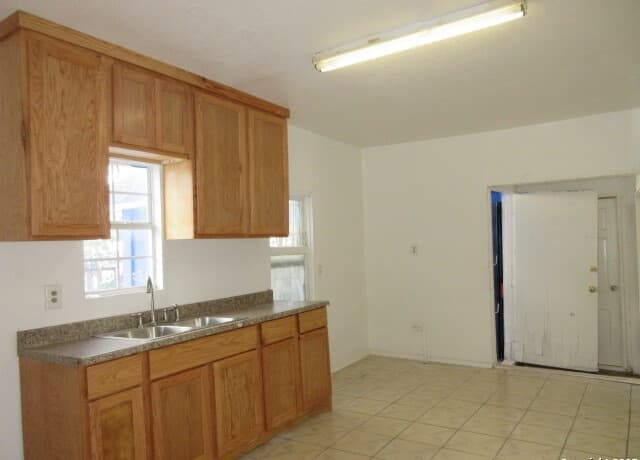 2-bedroom rental at 1403 Brunswick in San Antonio, TX — photo 3