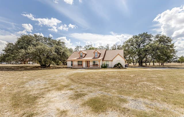 3-bedroom rental at 206 Tipperary Lane in Floresville, TX — photo 2
