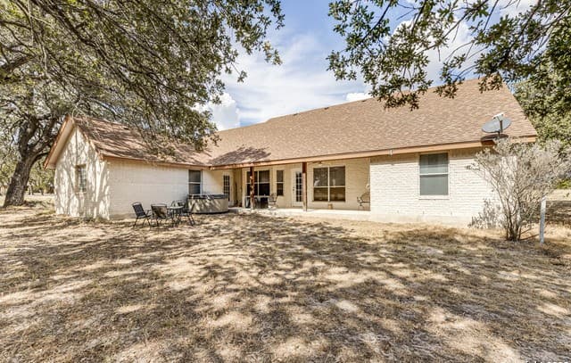 3-bedroom rental at 206 Tipperary Lane in Floresville, TX — photo 4