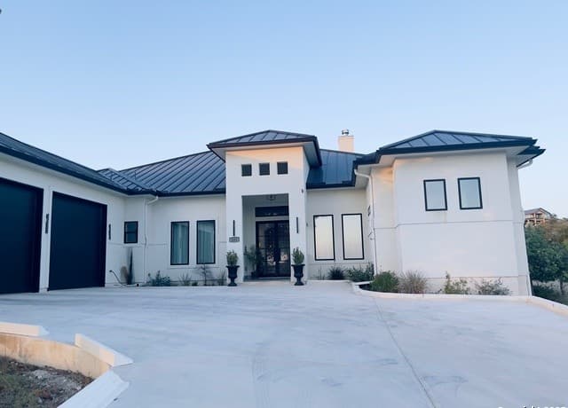 4-bedroom rental at 202 Mystic Shores Blvd in Spring Branch, TX — photo 1