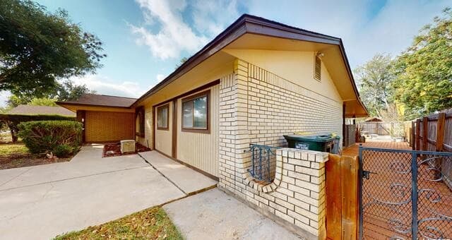 Home for sale at 128 Cloverleaf in Schertz, TX — photo 2