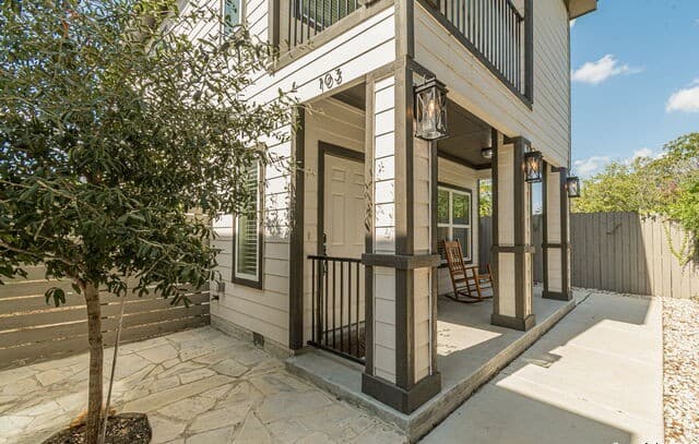 2-bedroom rental at 523 Ruiz Unit 103 in San Antonio, TX — photo 1