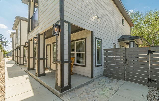 2-bedroom rental at 523 Ruiz Unit 103 in San Antonio, TX — photo 2