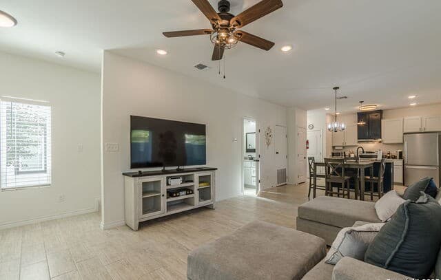 2-bedroom rental at 523 Ruiz Unit 103 in San Antonio, TX — photo 4
