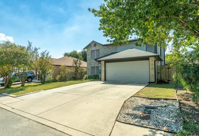 4-bedroom rental at 13227 Regency Way in San Antonio, TX — photo 3