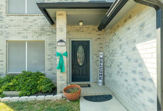 4-bedroom rental at 13227 Regency Way in San Antonio, TX — photo 4