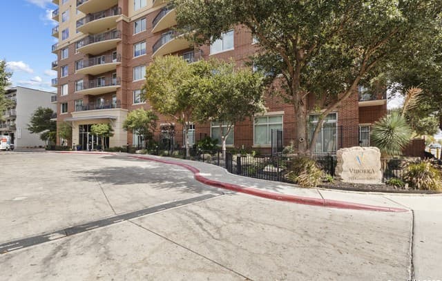 1-bedroom rental at 215 N Center St. Unit 1005 in San Antonio, TX — photo 2