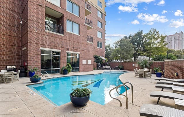 1-bedroom rental at 215 N Center St. Unit 1005 in San Antonio, TX — photo 3