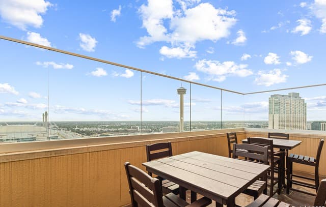 1-bedroom rental at 215 N Center St. Unit 1005 in San Antonio, TX — photo 4