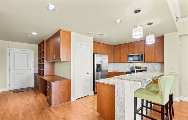 1-bedroom rental at 215 N Center St. Unit 1005 in San Antonio, TX — photo 5
