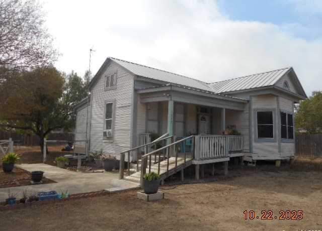 3-bedroom rental at 1212 Magnolia in Jourdanton, TX — photo 2