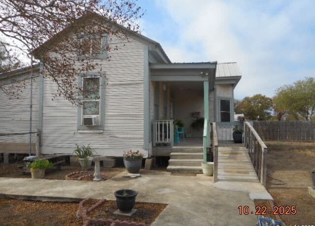 3-bedroom rental at 1212 Magnolia in Jourdanton, TX — photo 3