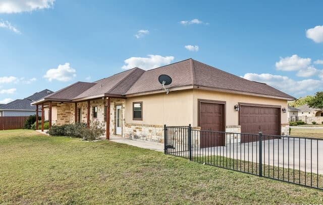 Home for sale at 100 Fairway in Floresville, TX — photo 3