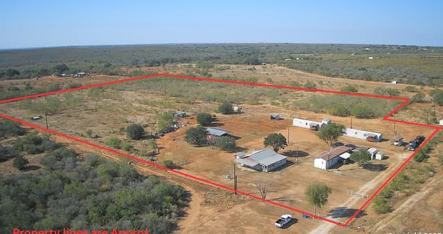 rental at 179 Pr 6624 in Devine, TX — photo 1
