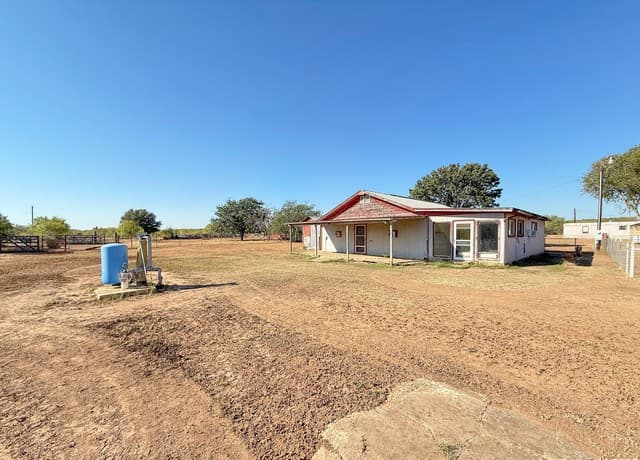 rental at 179 Pr 6624 in Devine, TX — photo 3