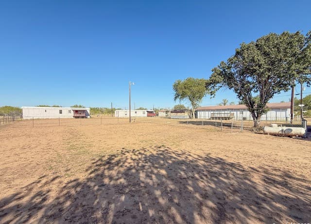 rental at 179 Pr 6624 in Devine, TX — photo 4