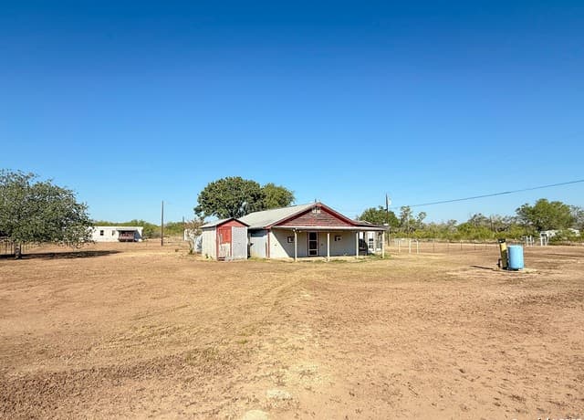 rental at 179 Pr 6624 in Devine, TX — photo 5