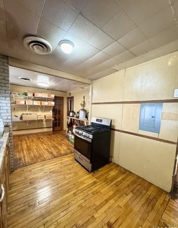3-bedroom rental at 607 W Theo Ave in San Antonio, TX — photo 5