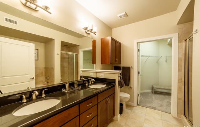 2-bedroom rental at 7342 Oak Manor Unit 7202 in San Antonio, TX — photo 4
