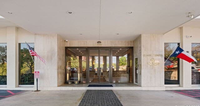 3-bedroom rental at 700 E Hildebrand Unit 1401 in San Antonio, TX — photo 2