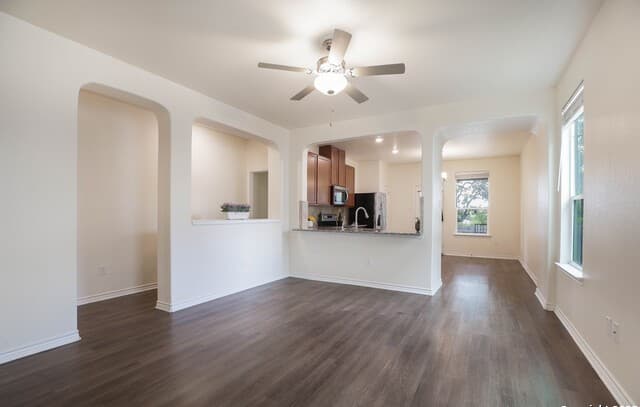 3-bedroom rental at 15423 Daystar Pass in San Antonio, TX — photo 2