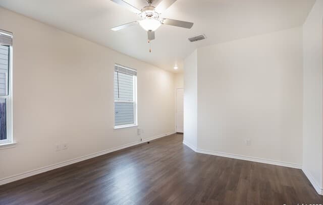 3-bedroom rental at 15423 Daystar Pass in San Antonio, TX — photo 3