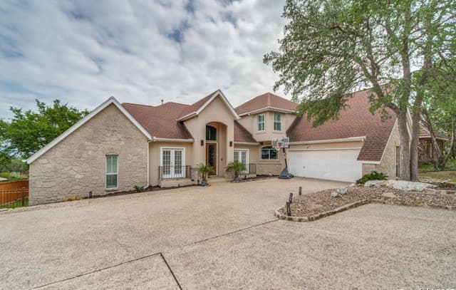 5-bedroom rental at 19111 Nature Oaks in San Antonio, TX — photo 2