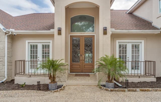 5-bedroom rental at 19111 Nature Oaks in San Antonio, TX — photo 3