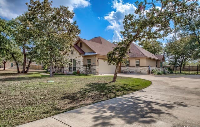 4-bedroom rental at 144 Woodlands Dr in La Vernia, TX — photo 2