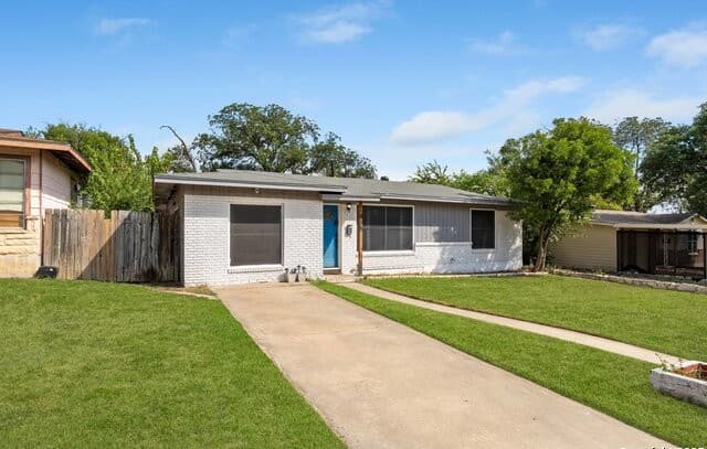 3-bedroom rental at 435 Savannah in San Antonio, TX — photo 2